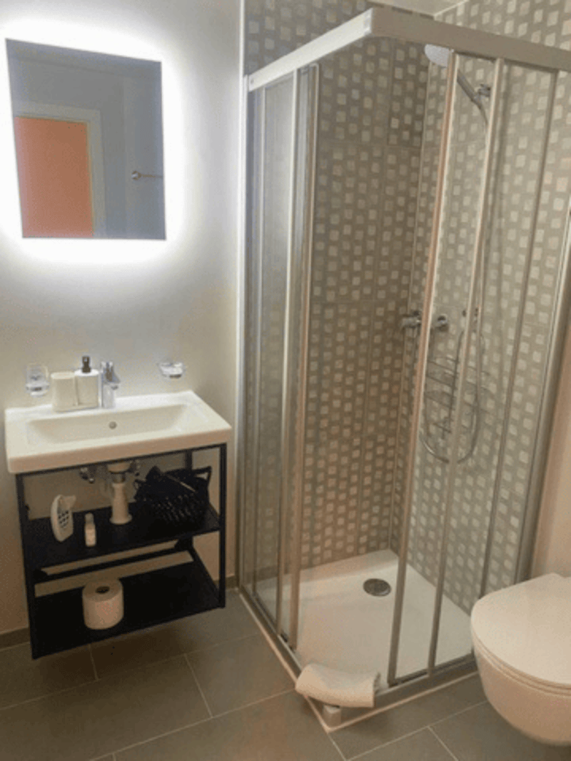 Modern Top-Floor Studio Near Metro - 15 Min to City Centre (9)