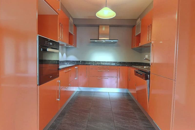 Discover just two steps from the LEB stop. Large recent apartment, quality finishes, two terraces, two indoor parking spaces. (3)