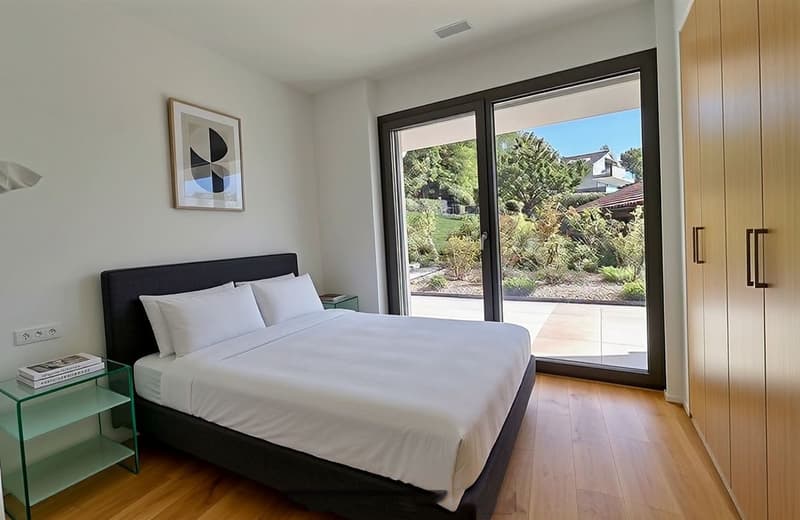 Chambre principale avec accès terrasse et jardin