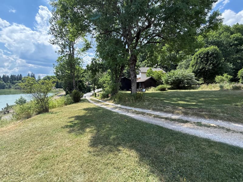 Rental property benefiting from a breathtaking view of Lake Joux with development potential (11)