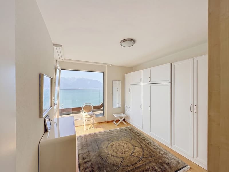 Un appartement baigné de lumière, une terrasse panoramique et une vue à couper le souffle sur le lac. (11)