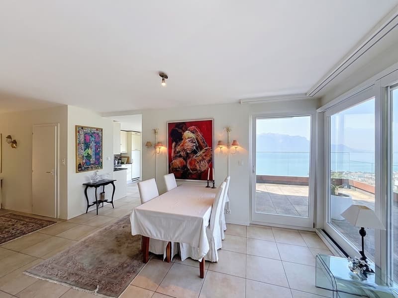 Un appartement baigné de lumière, une terrasse panoramique et une vue à couper le souffle sur le lac. (3)