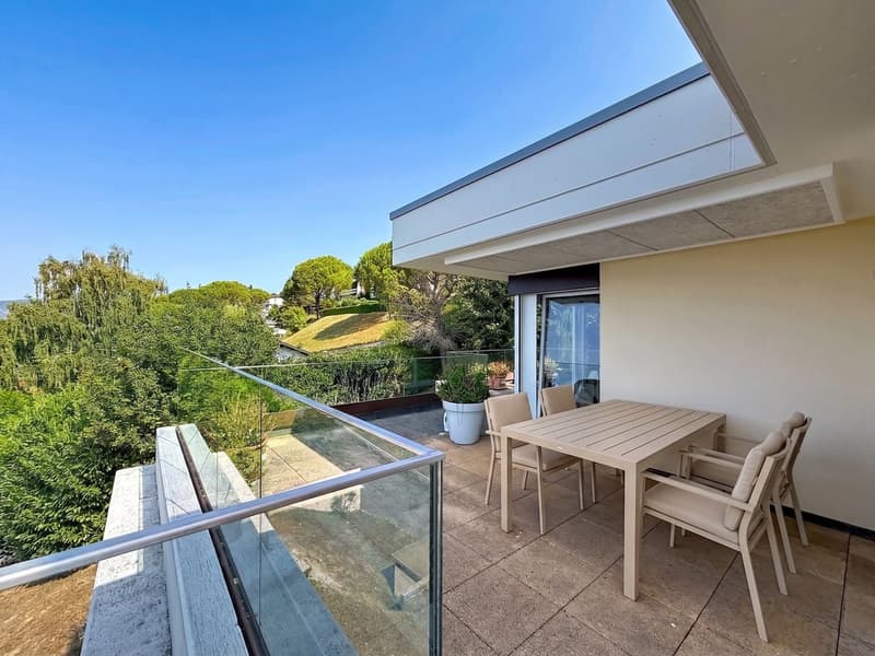 Un appartement baigné de lumière, une terrasse panoramique et une vue à couper le souffle sur le lac. (8)