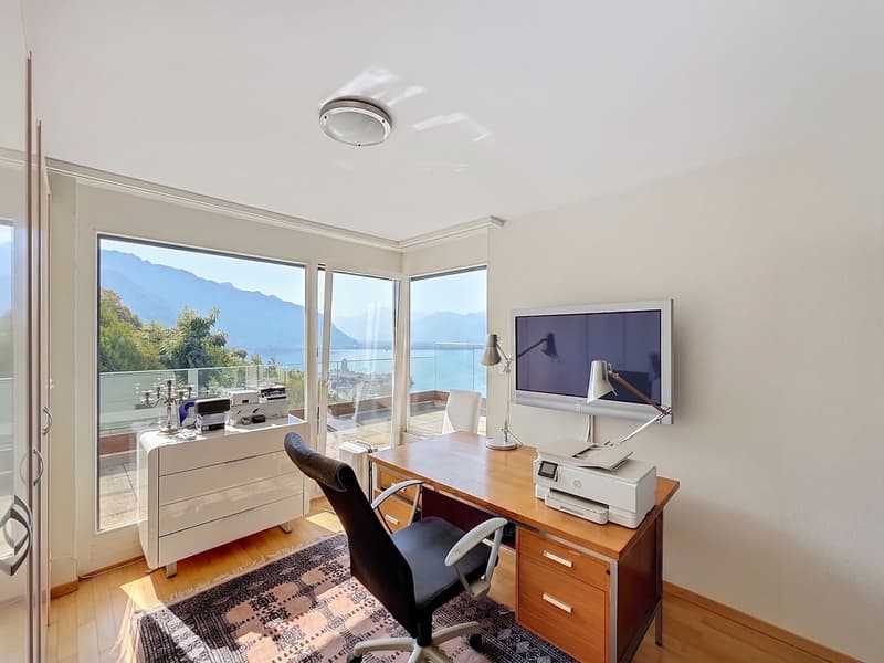 Un appartement baigné de lumière, une terrasse panoramique et une vue à couper le souffle sur le lac. (12)