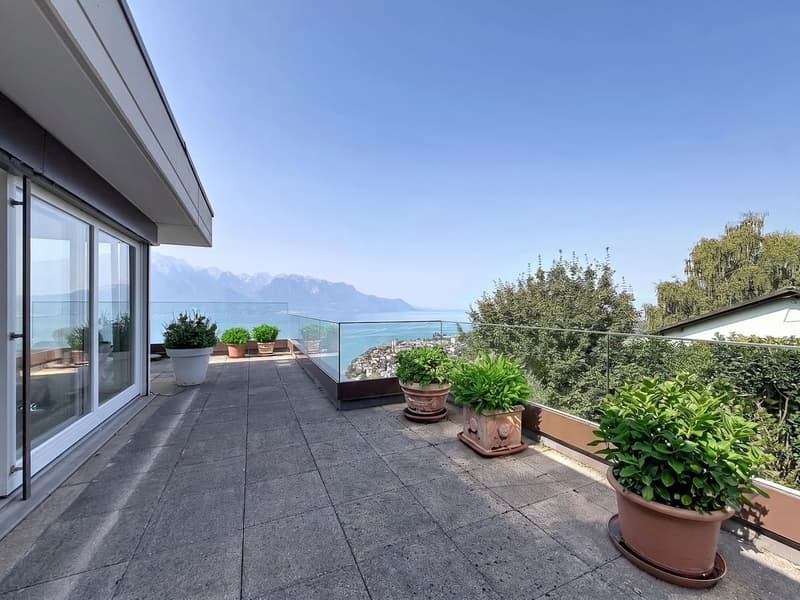 Un appartement baigné de lumière, une terrasse panoramique et une vue à couper le souffle sur le lac. (5)