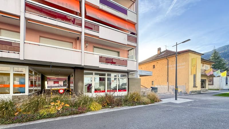 Belle vitrine avec grands locaux dépôts au 1er sous-sol accessible. (1)