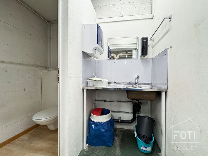 Belle vitrine avec grands locaux dépôts au 1er sous-sol accessible. (7)