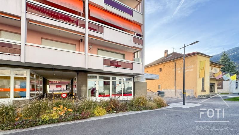 Belle vitrine avec grands locaux dépôts au 1er sous-sol accessible. (12)