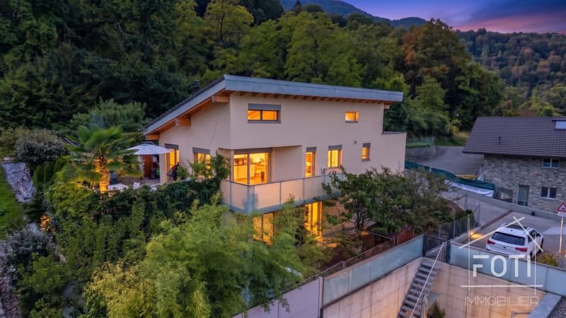 Vue de la Maison au crépuscule
