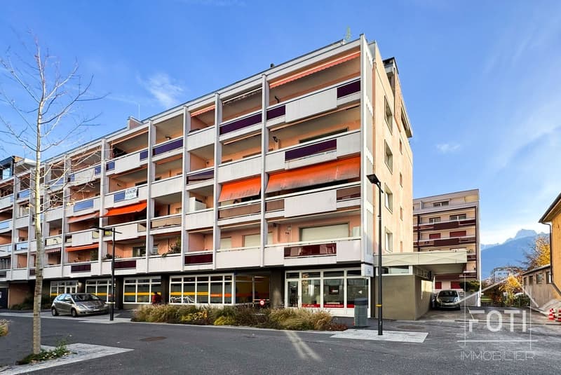 Belle vitrine avec grands locaux dépôts au 1er sous-sol accessible. (10)
