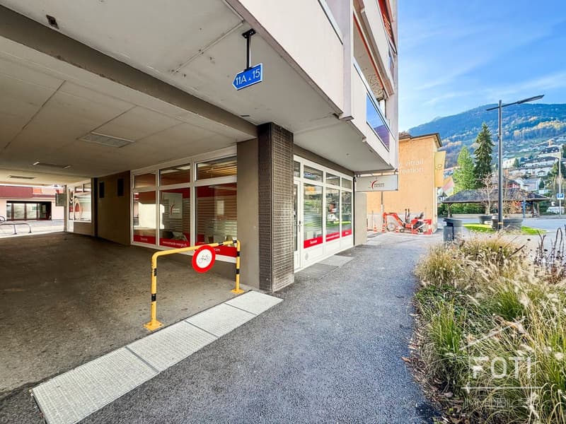 Belle vitrine avec grands locaux dépôts au 1er sous-sol accessible. (2)