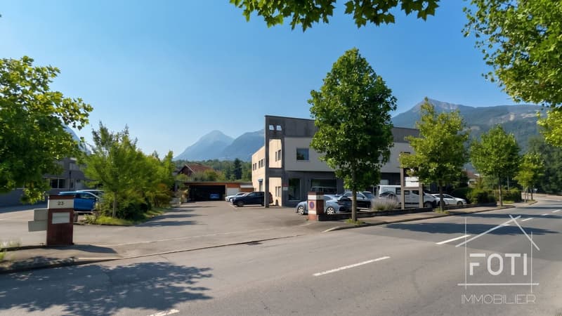 Façade avec montagnes en arrière plan