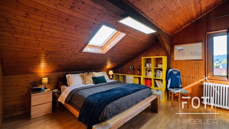 Chambre mansardée boisée