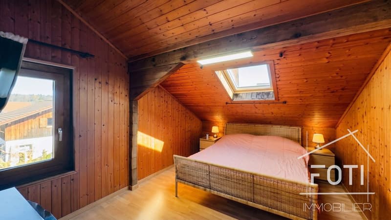 Chambre sous combles, plafond en bois