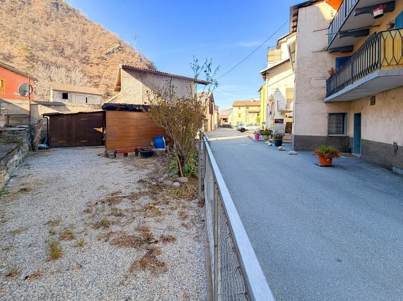 Village house with multiple apartments in the center of Chippis (5)