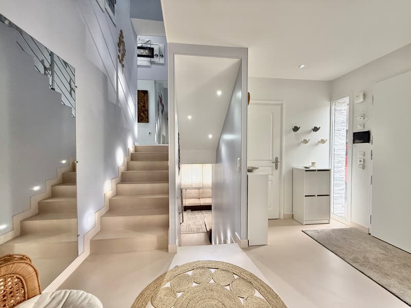 Prästigevilla mit 242 m2 Wohnfläche, 8 Räume, 4 Schlafzimmer St Cergues (4)