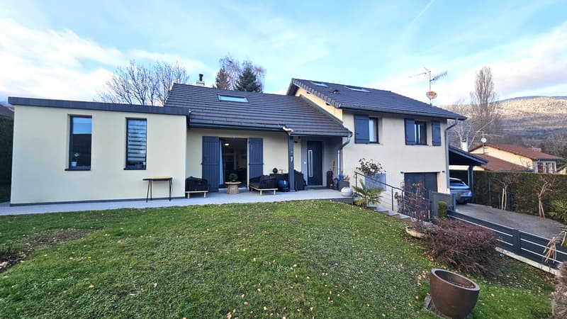 Maison de 179m2 utile + sous-sol + piscine + carport (3)