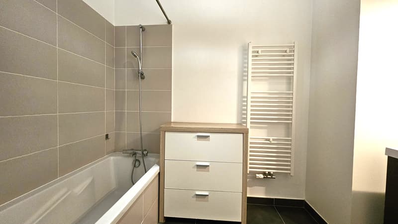 Saint-Genis-Pouilly centre   T3 de 71 m² avec balcon et garage (13)