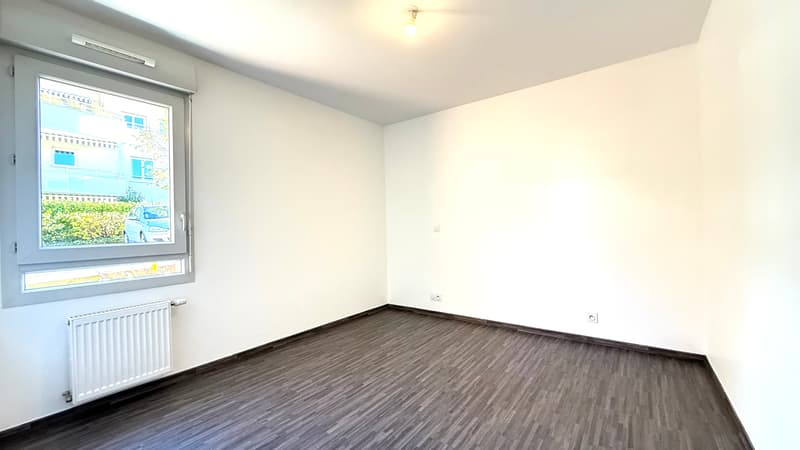 Appartement état neuf avec cuisine équipée et jardin terrasse (5)