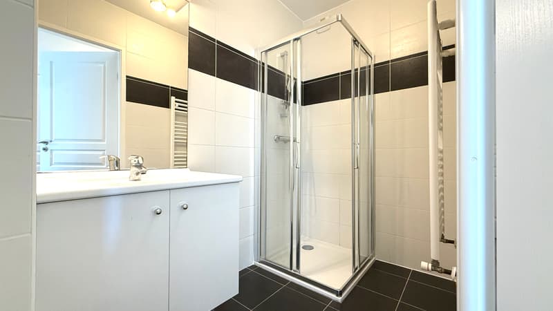 Appartement état neuf avec cuisine équipée et jardin terrasse (8)