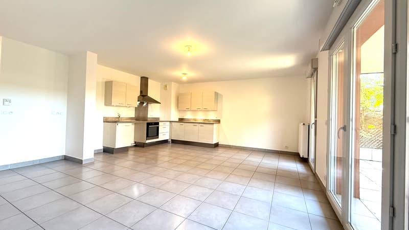 Appartement état neuf avec cuisine équipée et jardin terrasse (10)