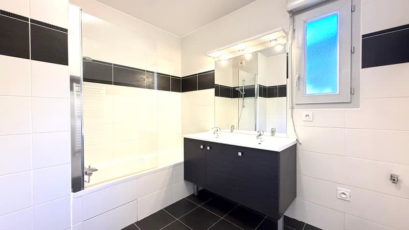 Appartement état neuf avec cuisine équipée et jardin terrasse (6)