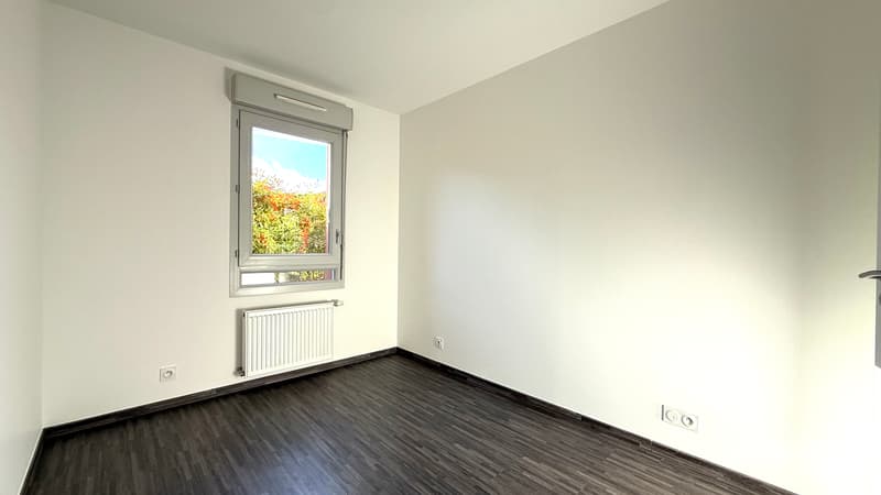 Appartement état neuf avec cuisine équipée et jardin terrasse (7)