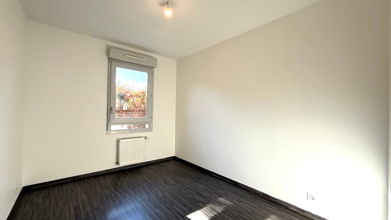 Appartement état neuf avec cuisine équipée et jardin terrasse (9)