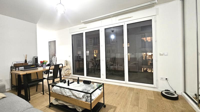 Studio récent et lumineux avec balcon Clichy centre (4)
