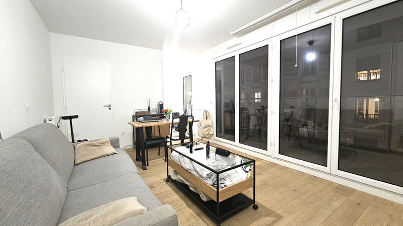 Studio récent et lumineux avec balcon Clichy centre (3)