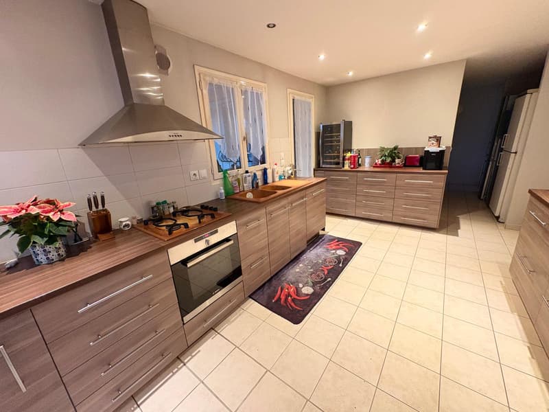Propriété Multifonctionnelle avec maison d'habitation, grand entrepot et garages. (5)