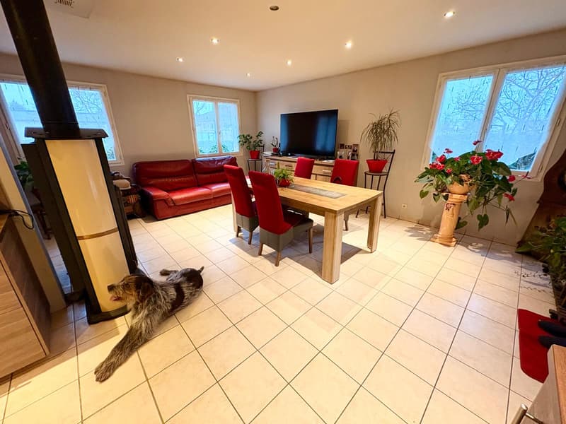 Propriété Multifonctionnelle avec maison d'habitation, grand entrepot et garages. (3)