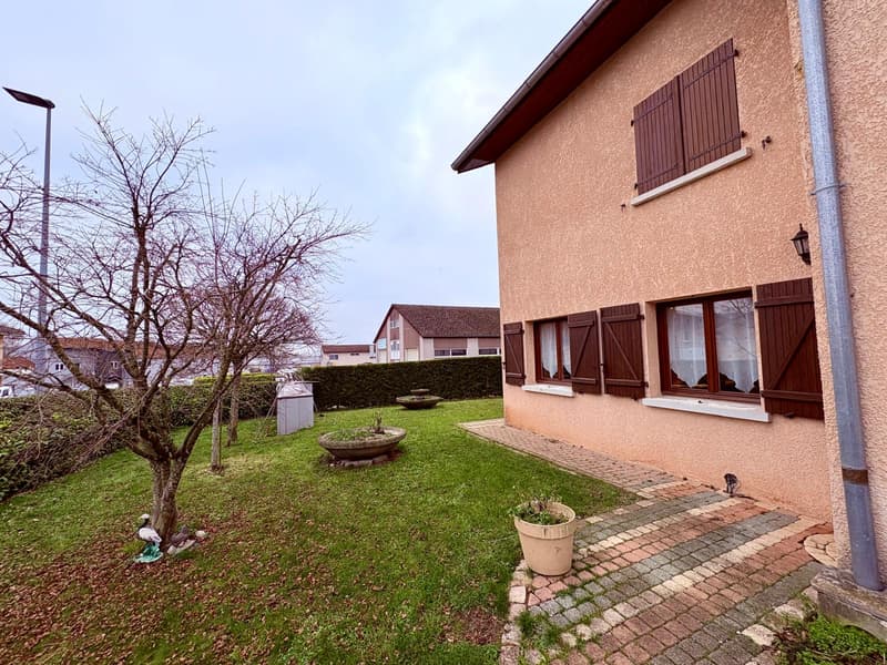 Propriété Multifonctionnelle avec maison d'habitation, grand entrepot et garages. (2)