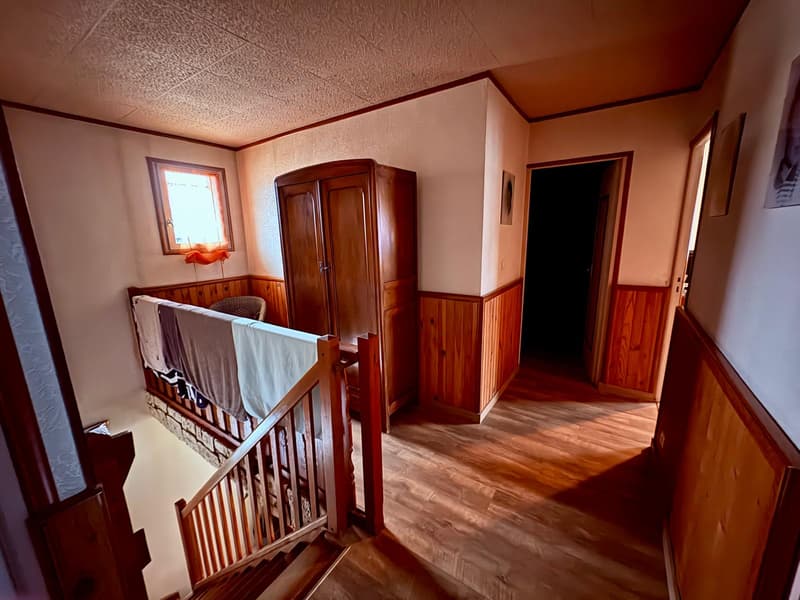 Propriété Multifonctionnelle avec maison d'habitation, grand entrepot et garages. (12)