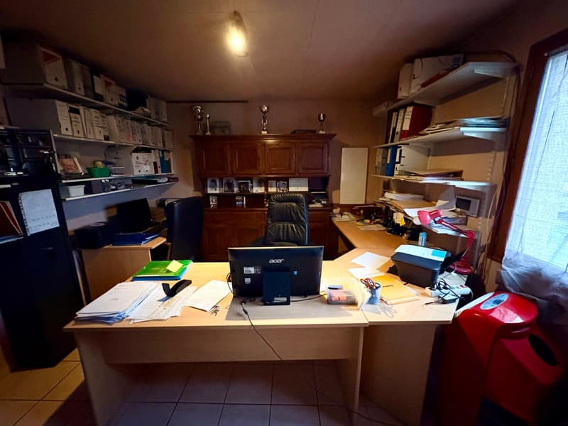 Propriété Multifonctionnelle avec maison d'habitation, grand entrepot et garages. (11)