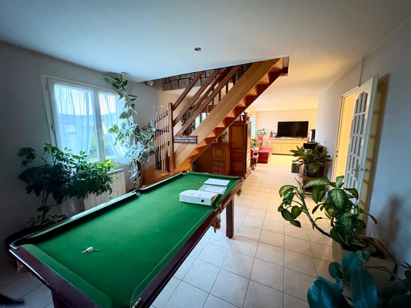 Propriété Multifonctionnelle avec maison d'habitation, grand entrepot et garages. (8)