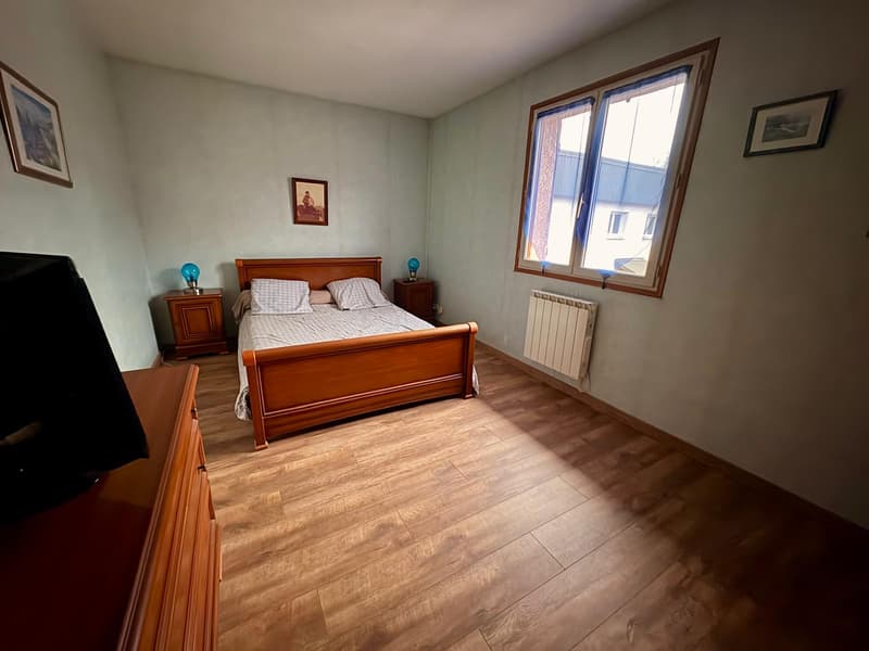 Propriété Multifonctionnelle avec maison d'habitation, grand entrepot et garages. (10)