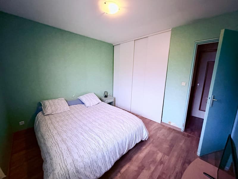 Propriété Multifonctionnelle avec maison d'habitation, grand entrepot et garages. (6)