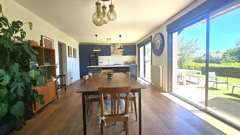 Maison de 187m2, sous-sol aménagé, garage, piscine à Sergy (8)
