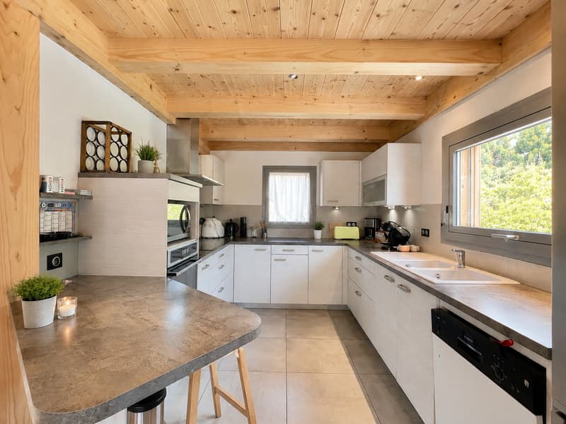 Magnifique chalet avec 110 m² de garages et vue panoramique sur les montagnes (7)
