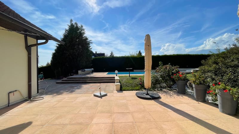 Maison d'Exception de 9 pièces avec Vue Panoramique et Piscine (9)
