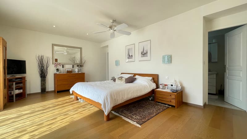 Maison d'Exception de 9 pièces avec Vue Panoramique et Piscine (3)