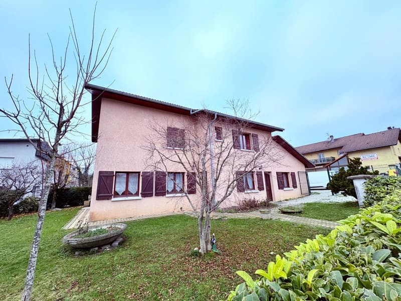 Propriété Multifonctionnelle avec maison d'habitation, grand entrepot et garages. (1)