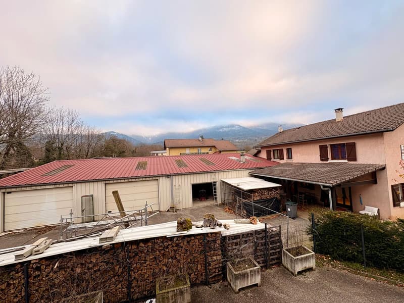 Propriété Multifonctionnelle avec Local Commercial, ENTREPOT, Garages et Partie Habitable Proche Divonne-les (1)