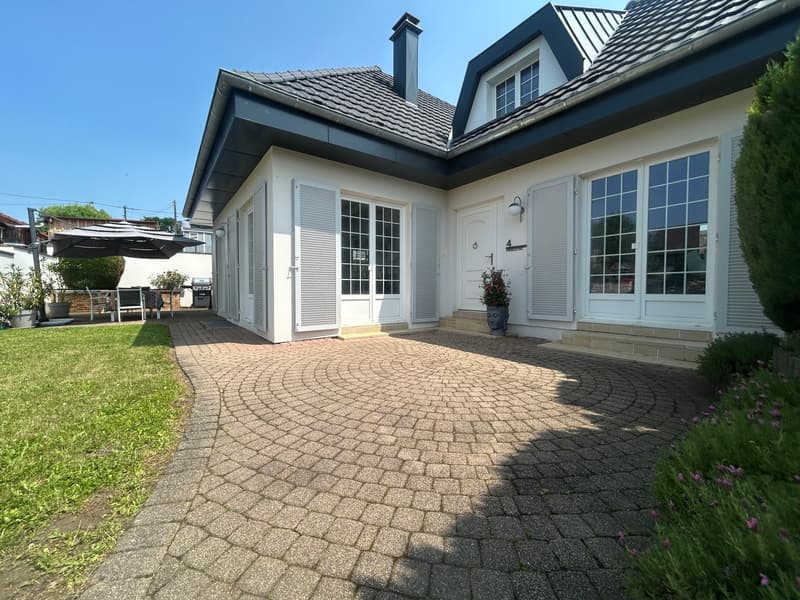 Prächtige 7-Zimmer-Familienvilla in Steinbrunn-le-Bas (1)