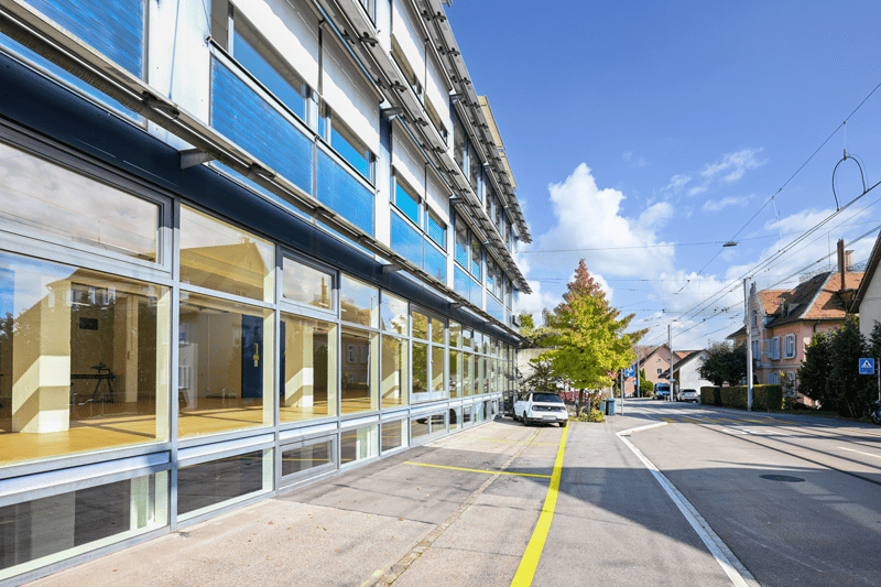 SHOWROOM / OFFICE SPACE ON THE GROUND FLOOR WITH POTENTIAL (8)