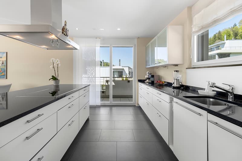 Modern living with a far-reaching view into the green in a quiet and city-near location (5)
