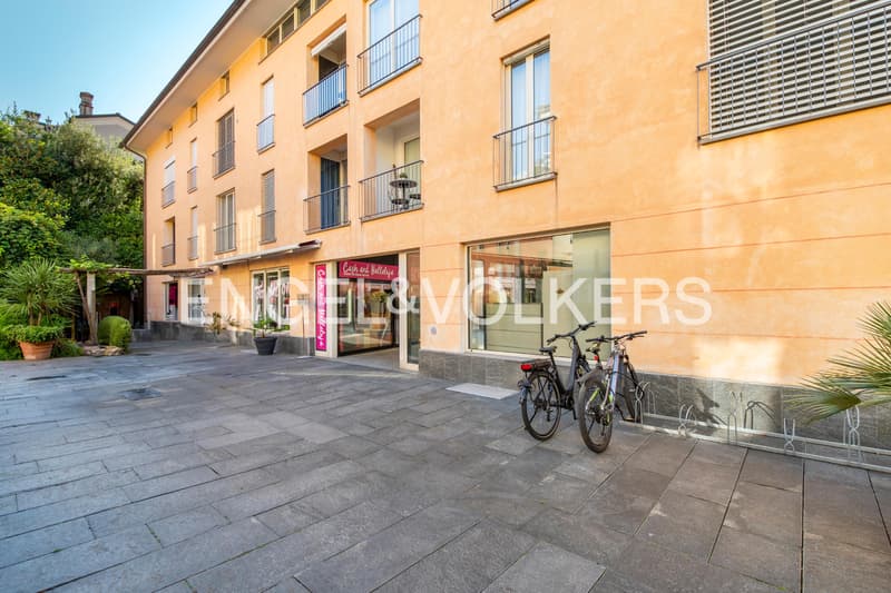 Attività in centro città con grande superficie vetrina (93) (7)