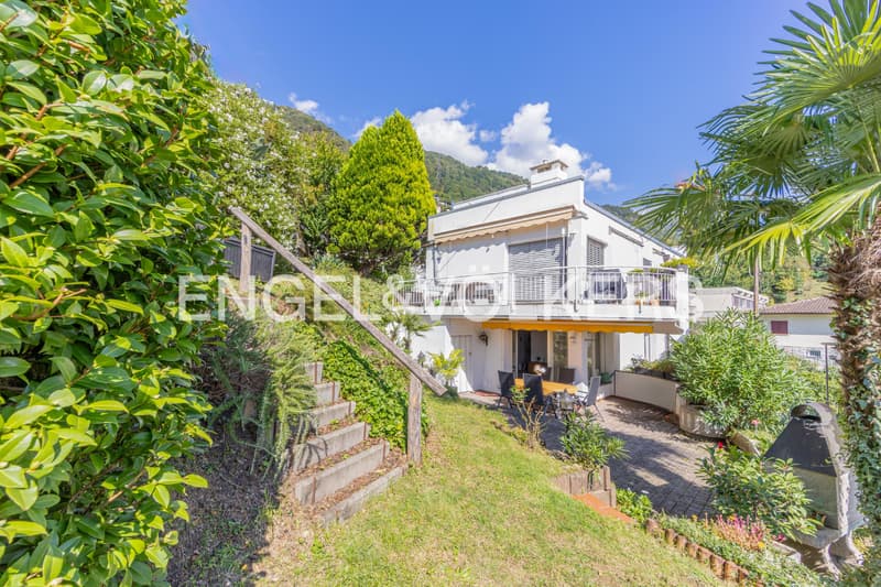 Idyllic garden and panoramic view of the lake (58) (2)