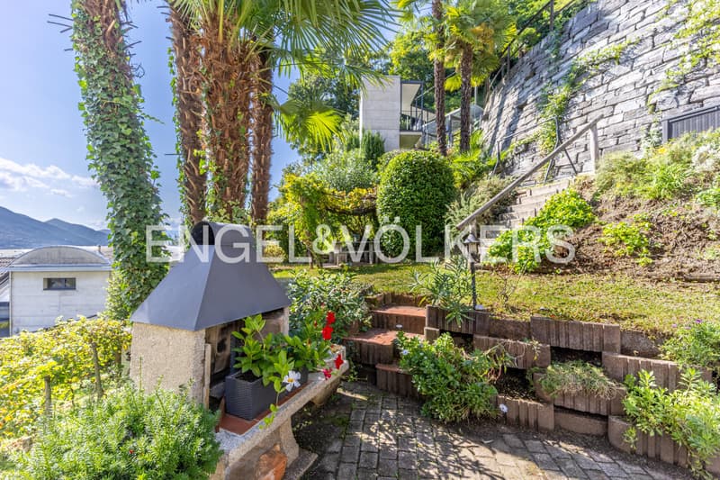 Idyllic garden and panoramic view of the lake (58) (11)